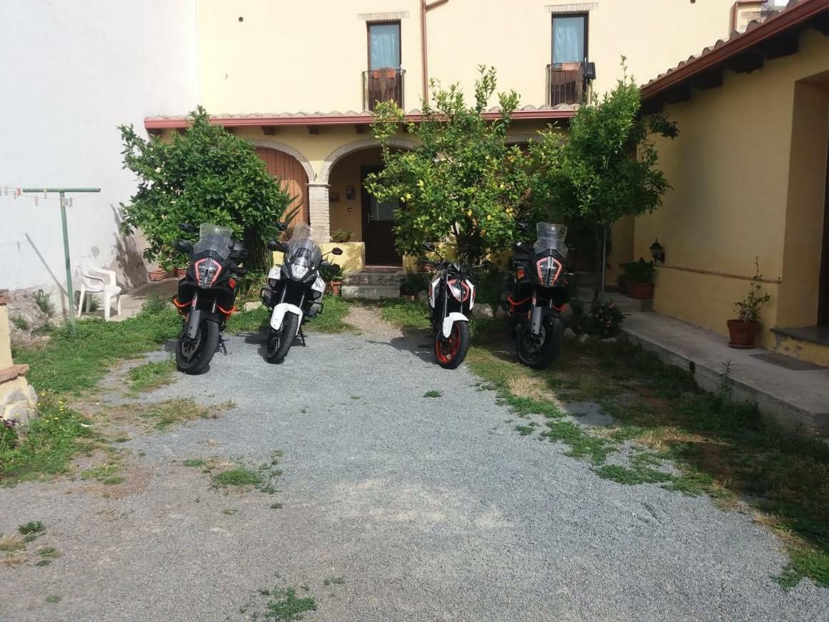 B&B Gli Archi Sìnnai Buitenkant foto